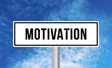 Mavi gökyüzü arka planında motivasyon yol işareti