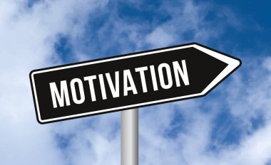 Mavi gökyüzü arka planında motivasyon yol işareti