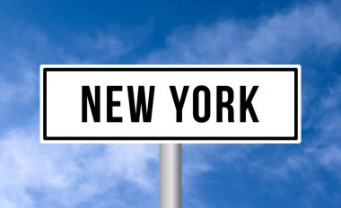 Gökyüzü arka planında New York yol tabelası