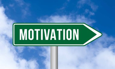 Mavi gökyüzü arka planında motivasyon yol işareti