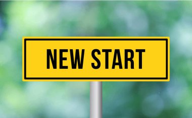 Bulanık arkaplanda yeni başlangıç yolu işareti