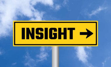 Bulutlu arkaplanda iç görü yol işareti