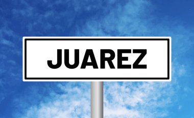 Gökyüzü arka planında Juarez yol işareti