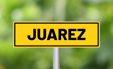 Bulanık arkaplanda Juarez yol işareti