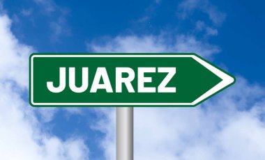 Gökyüzü arka planında Juarez yol işareti