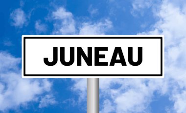 Mavi gökyüzü arka planında Juneau yol tabelası