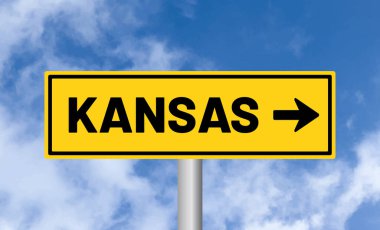 Bulutlu arka planda Kansas yol tabelası