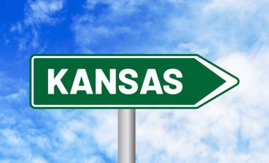 Bulutlu arka planda Kansas yol tabelası