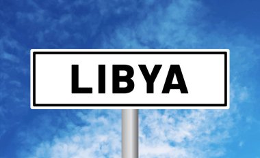 Mavi gökyüzü arka planında Libya yol tabelası