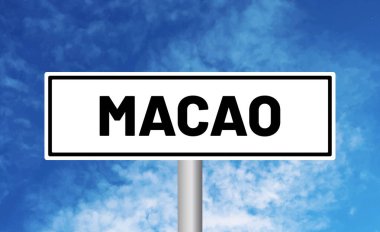 Bulutlu arkaplanda Macao yol tabelası