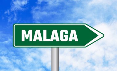 Bulutlu arkaplanda Malaga yol işareti
