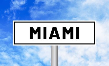 Bulutlu arka planda Miami yol tabelası