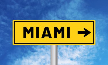 Bulutlu arka planda Miami yol tabelası