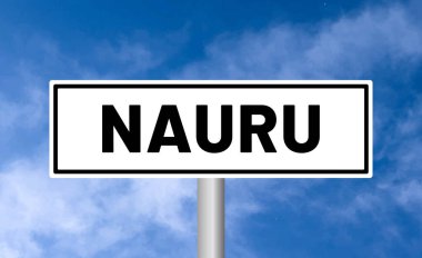 Gökyüzü arka planında Nauru yol işareti