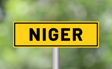 Arka planda Nijer yol tabelası