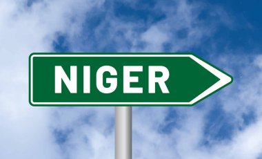 Bulutlu arkaplanda Nijer yol işareti