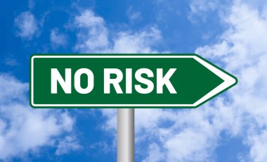 Mavi gökyüzü arka planında risk işareti yok