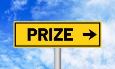 Bulutlu gökyüzü arka planında ödül yolu işareti