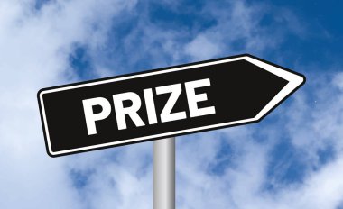 Bulutlu gökyüzü arka planında ödül yolu işareti