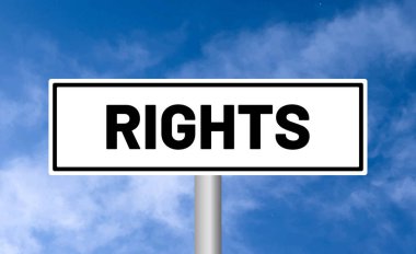 Mavi gökyüzü arka planında hak tabelası