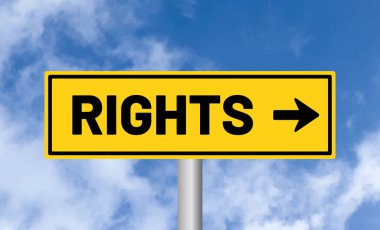 Mavi gökyüzü arka planında hak tabelası