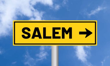 Bulutlu arkaplanda Salem yol tabelası
