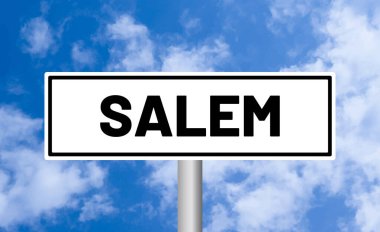 Bulutlu arkaplanda Salem yol tabelası