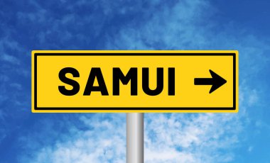 Bulutlu gökyüzü arka planında Samui yol işareti