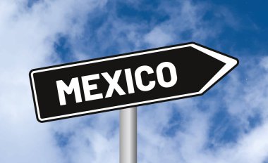 Mavi gökyüzü arka planında Meksika yol tabelası