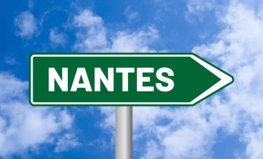 Mavi gökyüzü arka planında Nantes yol işareti