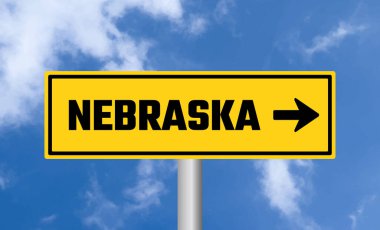 Mavi gökyüzü arka planında Nebraska yol işareti