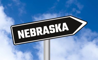 Mavi gökyüzü arka planında Nebraska yol işareti