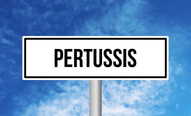 Bulutlu arkaplanda pertusis yol işareti