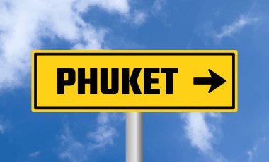 Gökyüzü arka planında Phuket yol işareti