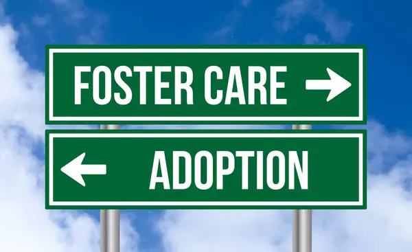 Pflege Oder Adoption Verkehrszeichen Auf Himmel Hintergrund — Stockfoto