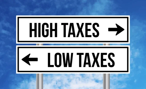 Высокие Налоги Низкие Налоги Дорожный Знак Фоне Неба — стоковое фото