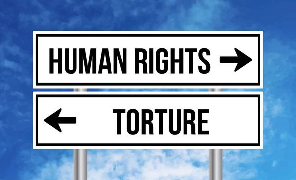 蓝天背景下的人权或酷刑路标 — 图库照片