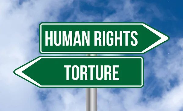 蓝天背景下的人权或酷刑路标 — 图库照片