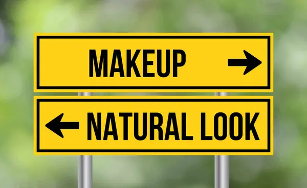 Maquillaje Aspecto Natural Señal Tráfico Sobre Fondo Borroso — Foto de Stock