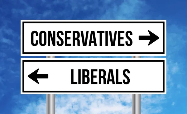 Gökyüzü Arka Planında Muhafazakarlar Veya Liberaller Yol Işareti — Stok fotoğraf