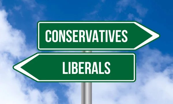 Konservative Oder Liberale Straßenschild Auf Himmelshintergrund — Stockfoto