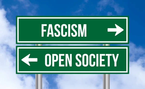 阴天背景下的法西斯主义或开放社会路标 — 图库照片
