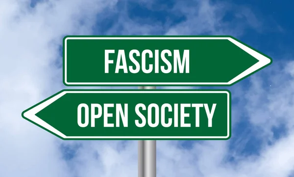 Faschismus Oder Offene Gesellschaft Straßenschild Auf Bewölkten Himmel Hintergrund — Stockfoto