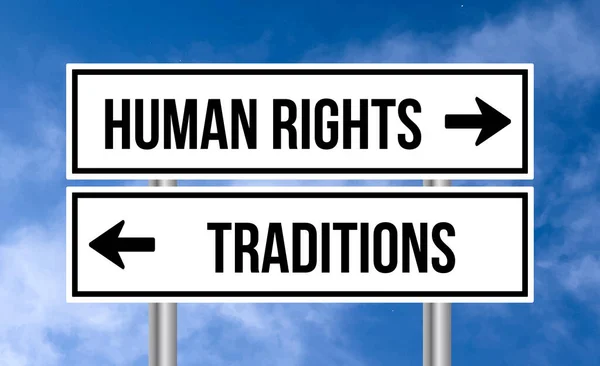 人権や伝統 スカイバックの道路標識 — ストック写真
