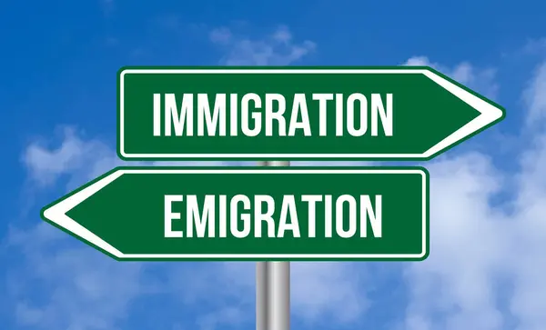 Panneau Routier Immigration Émigration Sur Fond Ciel Bleu — Photo
