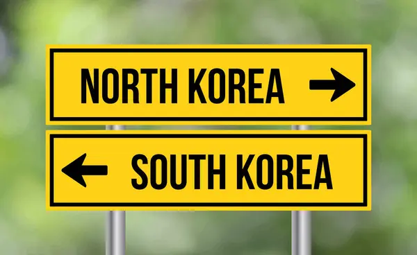 Северная Корея Южная Корея Дорожный Знак Фоне Размытия — стоковое фото