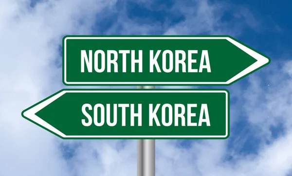 Οδική Πινακίδα Βόρειας Κορέας Νότιας Κορέας Μπλε Φόντο Του Ουρανού — Φωτογραφία Αρχείου