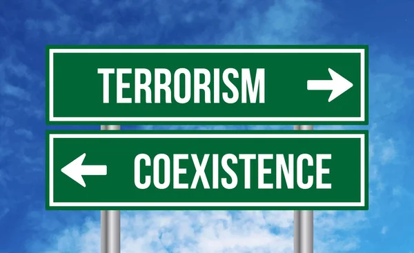 蓝天背景下的恐怖主义或共存路标 — 图库照片