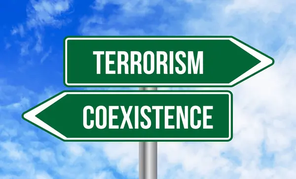 蓝天背景下的恐怖主义或共存路标 — 图库照片