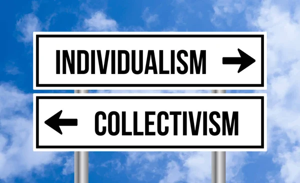 Individualism Eller Kollektivism Vägskylt Molnig Himmel Bakgrund — Stockfoto